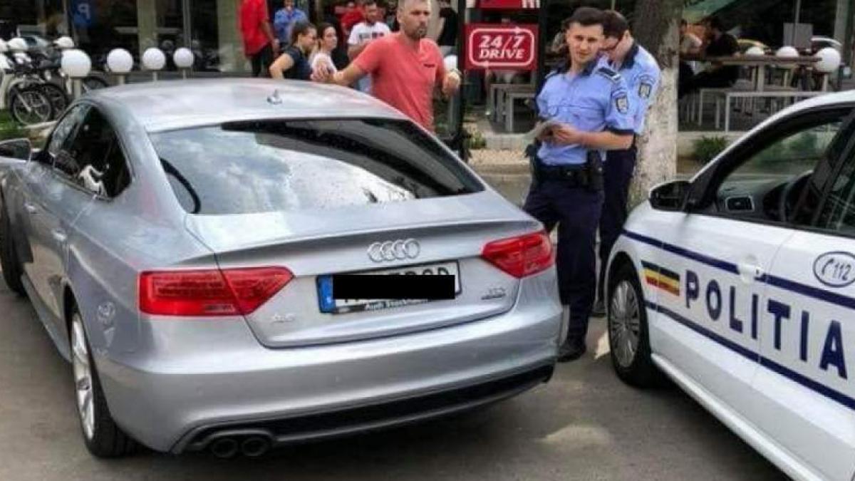 Zeci de persoane au protestat la Poliţia Rutieră faţă de reţinerea permisului românului cu maşina înmatriculată în Suedia