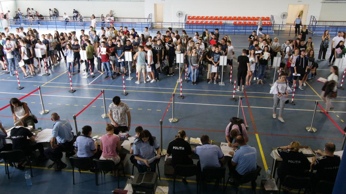 Înghesuială la Academia de Poliţie