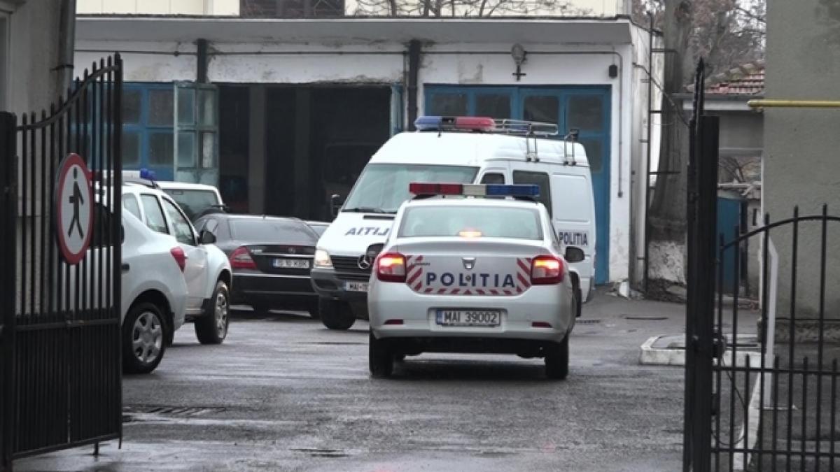 Incredibil! Un clujean beat a intrat cu mașina în poarta secției de poliție