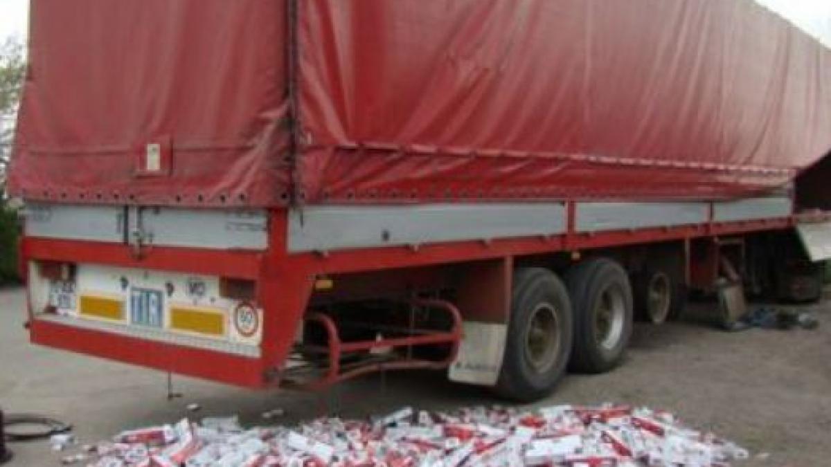 Descoperire incredibilă la Vama Ostrov!  Zeci de mii de pachete cu ţigări ascunse într-un camion 