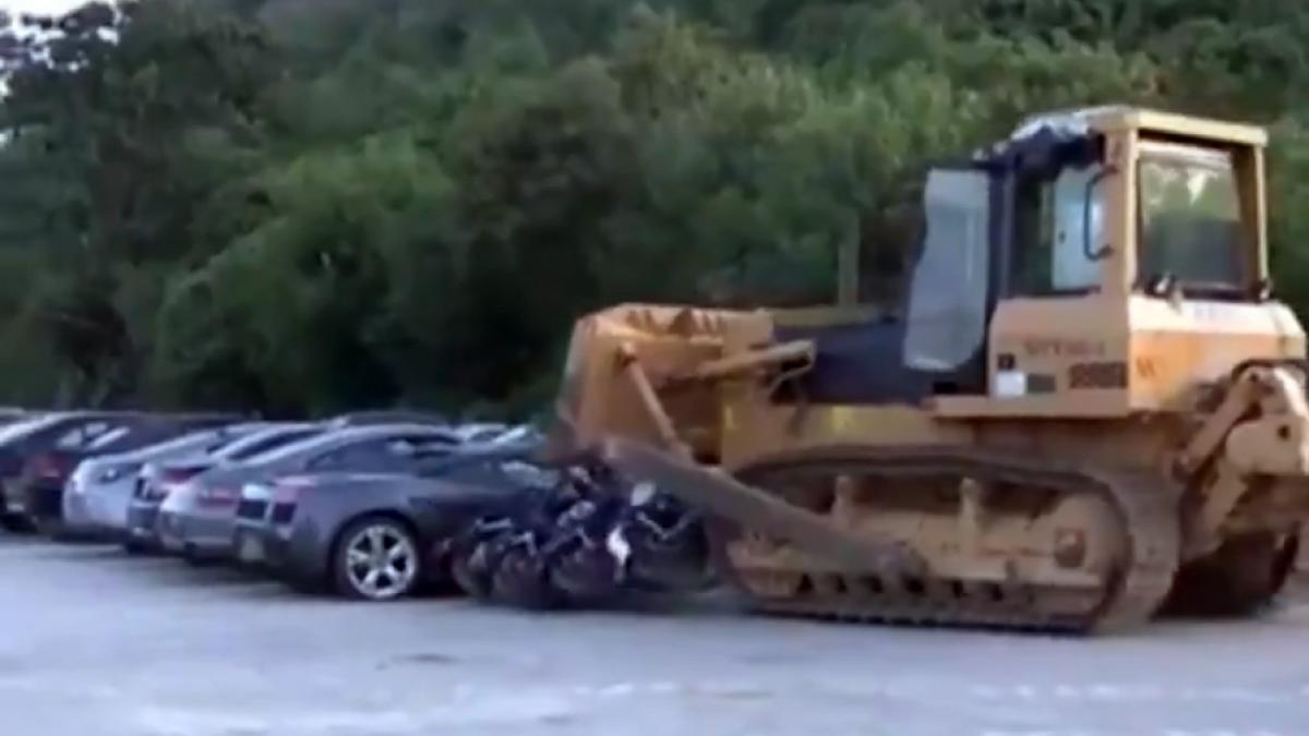VIDEO - Autoritățile din Filipine au distrus zeci de vehicule de lux Lamborghini și Porsche