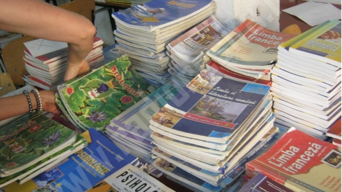 Legea manualelor şcolare, declarată neconstituţională pentru un viciu de procedură