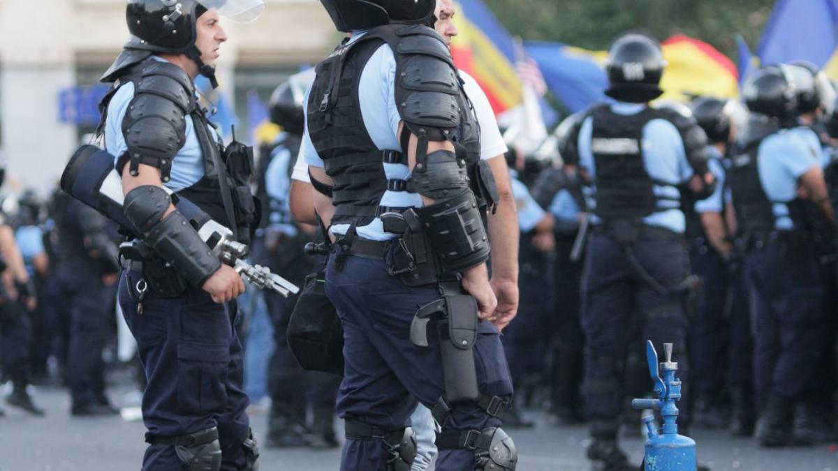 Ce se află sub casca jandarmului când pune mâna pe baston
