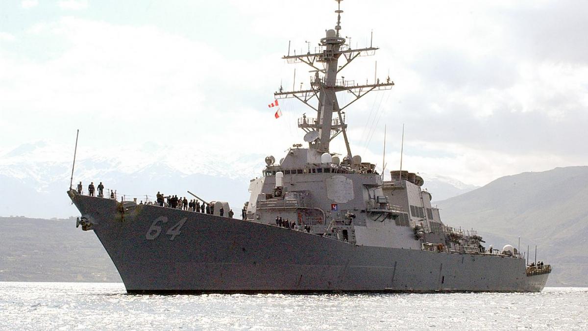 Distrugătorul USS Carney a intrat în Marea Neagră