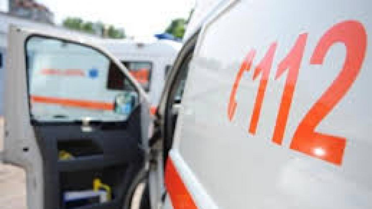 Un bărbat a murit după ce a fost prins sub o autobasculantă încărcată cu pietriş