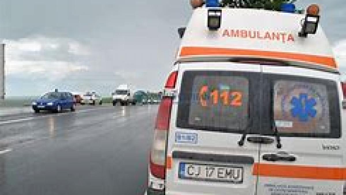 Un drum judeţean din Bistrița este blocat de un stâlp de electricitate doborât în urma unui accident rutier