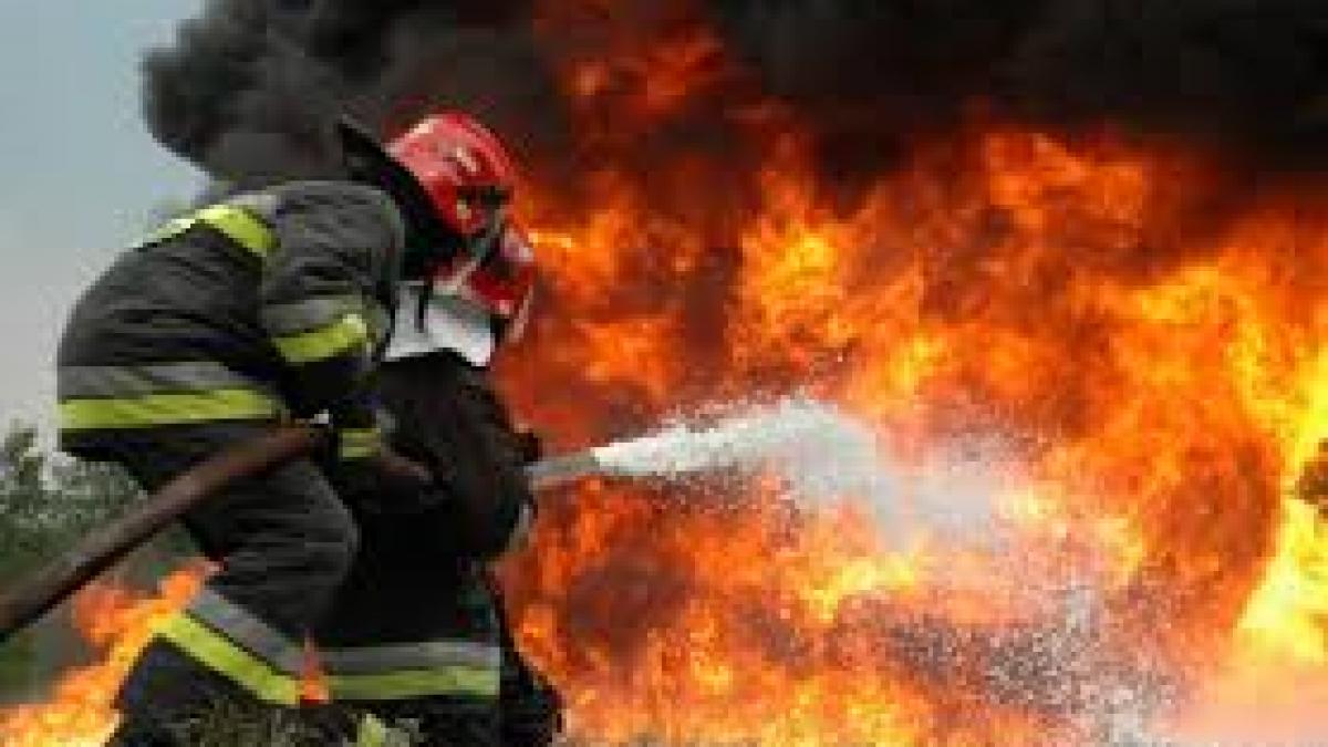 Un puternic incendiu a distrus o fabrică de cauciuc din Botoșani
