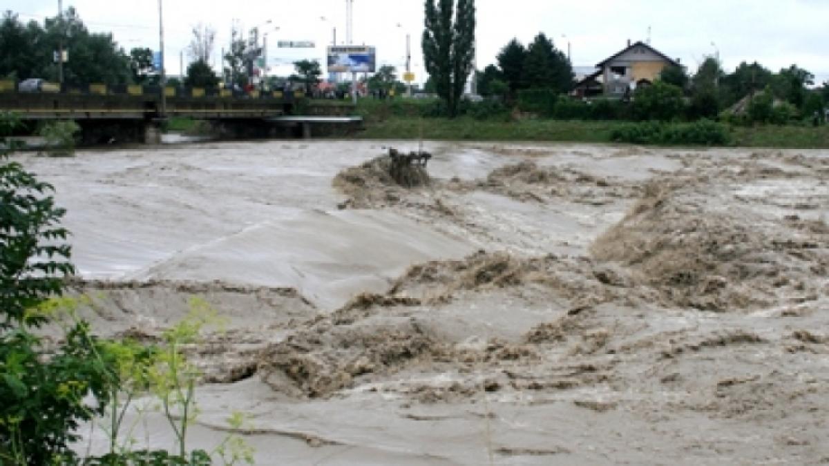 Alertă de la hidrologi! Inundaţii pe râuri din nouă judeţe, până la miezul nopţii