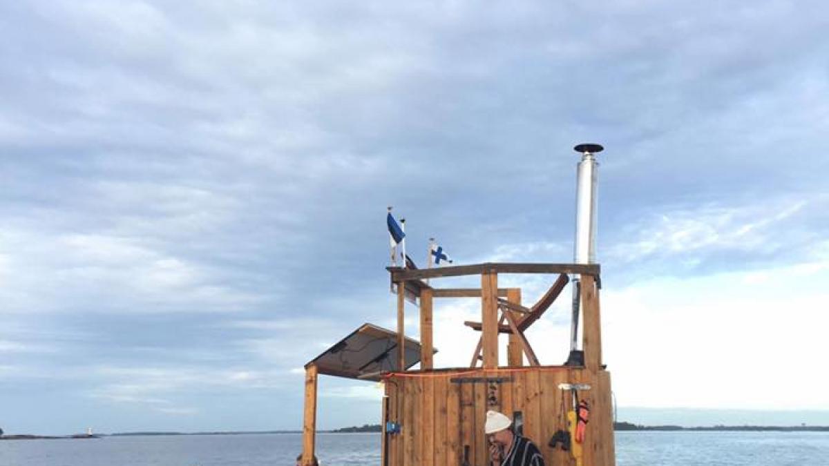 Un finlandez a traversat Golful finic cu ... sauna