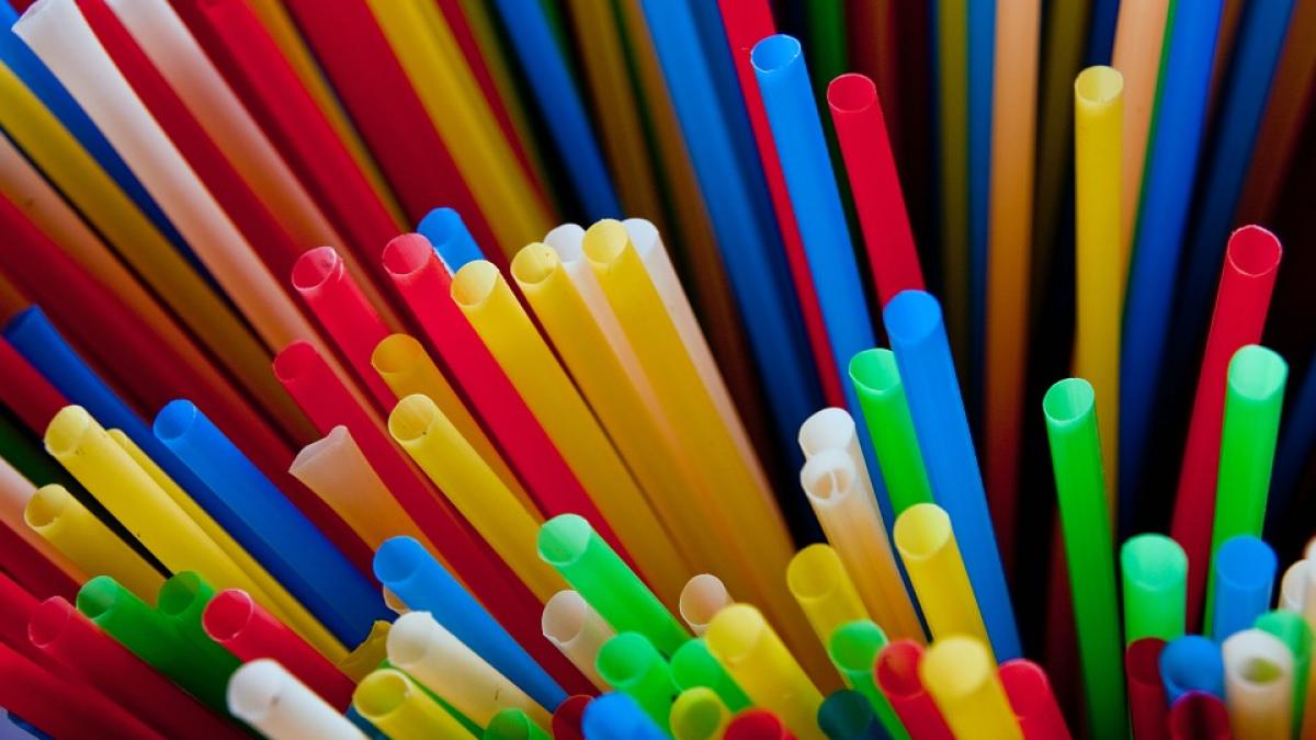 California va restricționa utilizarea paielor din plastic în restaurante