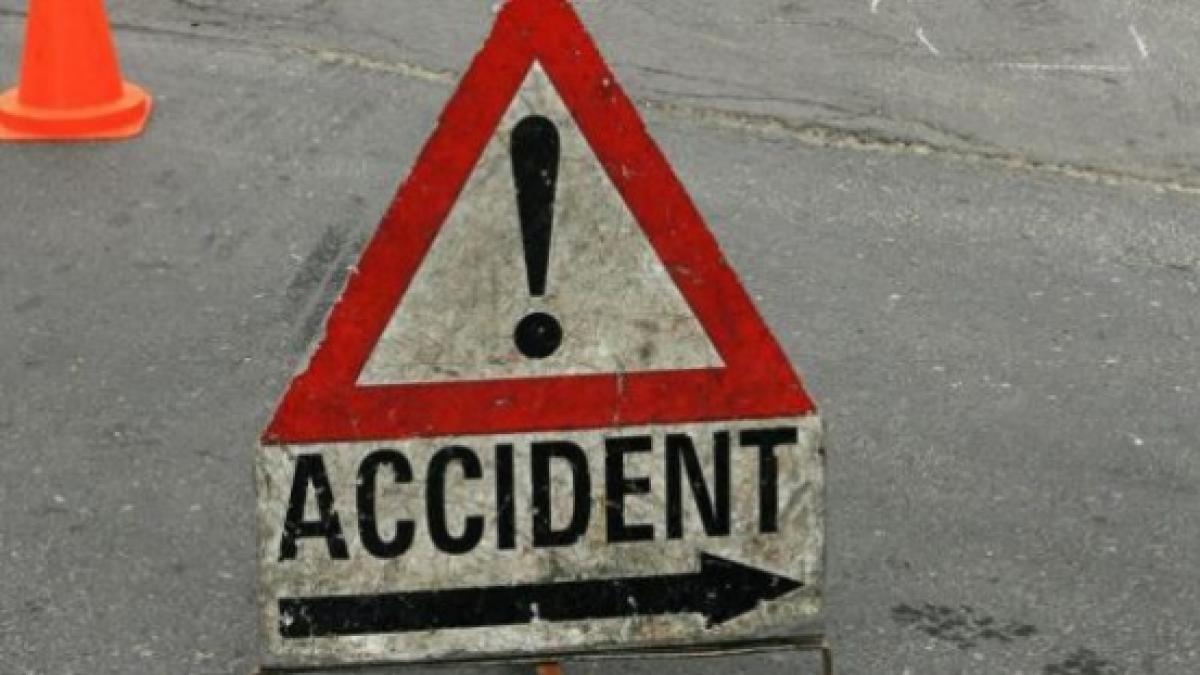 Doi şoferi, dintre care o tânără de 19 ani, răniţi într-un accident rutier pe DE 581