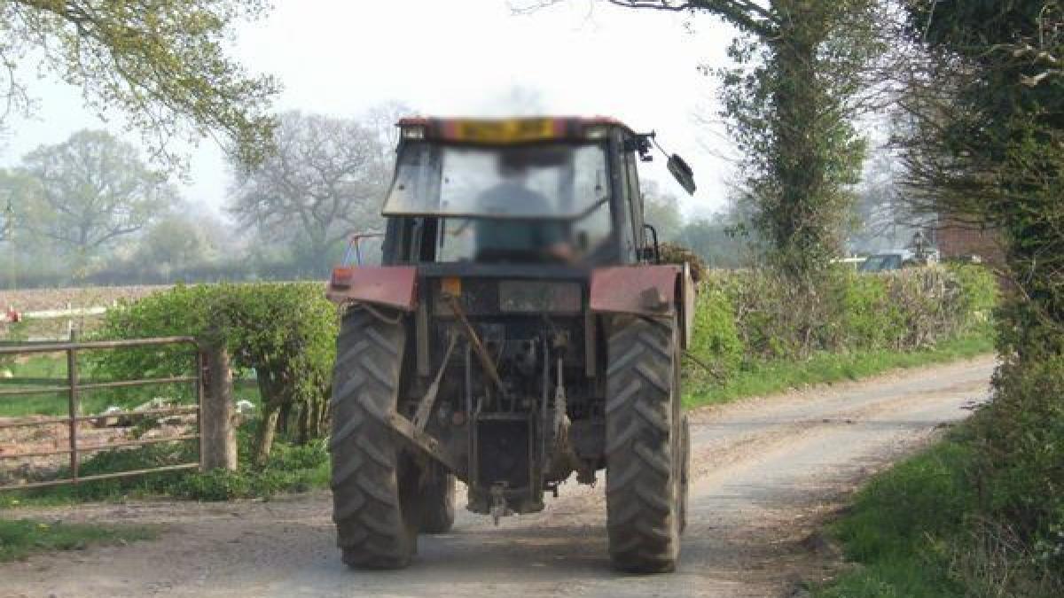 Caz şocant la Galaţi: O fetiţă de 12 ani a fost accidentată de un tractorist băut şi fără permis