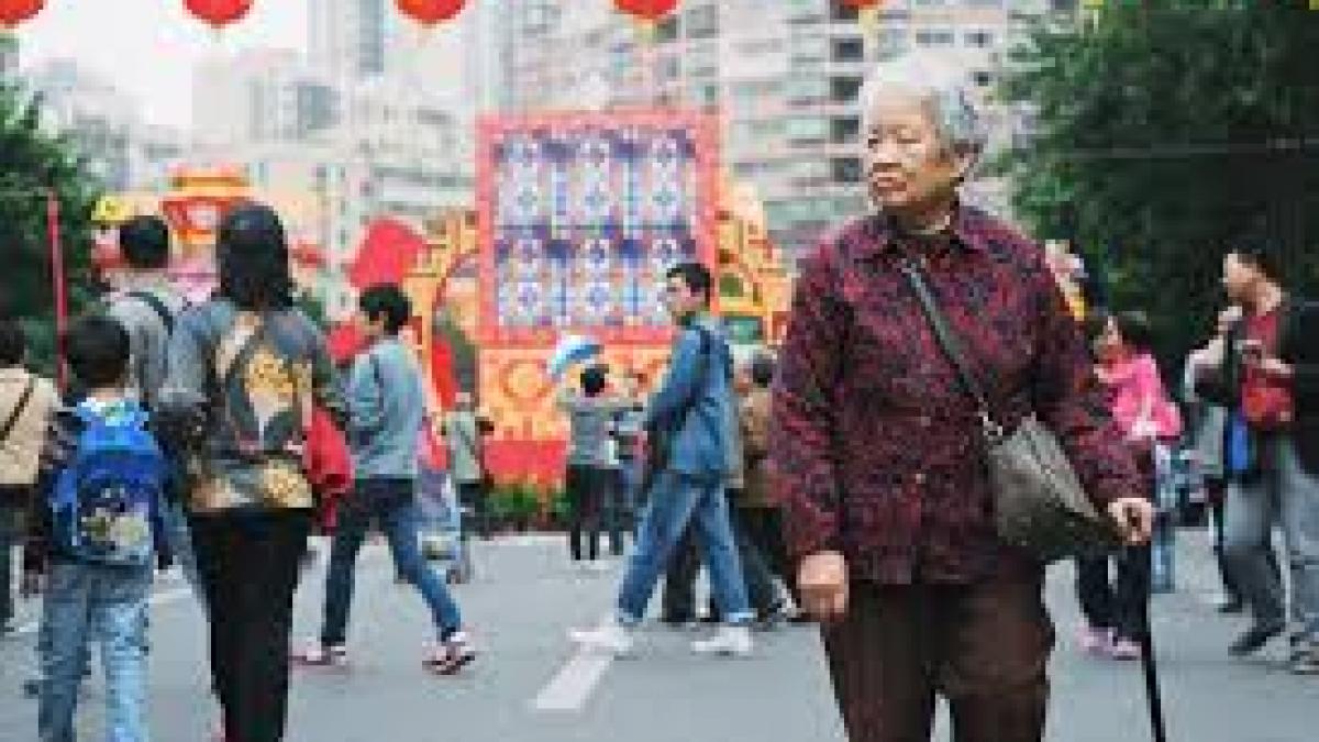 China este pe punctul de a renunţa la controversata politică de maximum doi copii pe cuplu