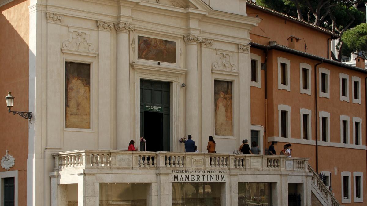 acoperisul unei biserici din centrul istoric al romei s a prabusit