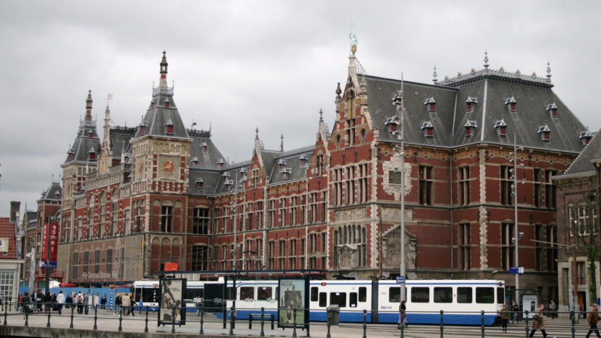 Doi răniți în urma unui atac cu cuțitul la Gara Centrală din Amsterdam