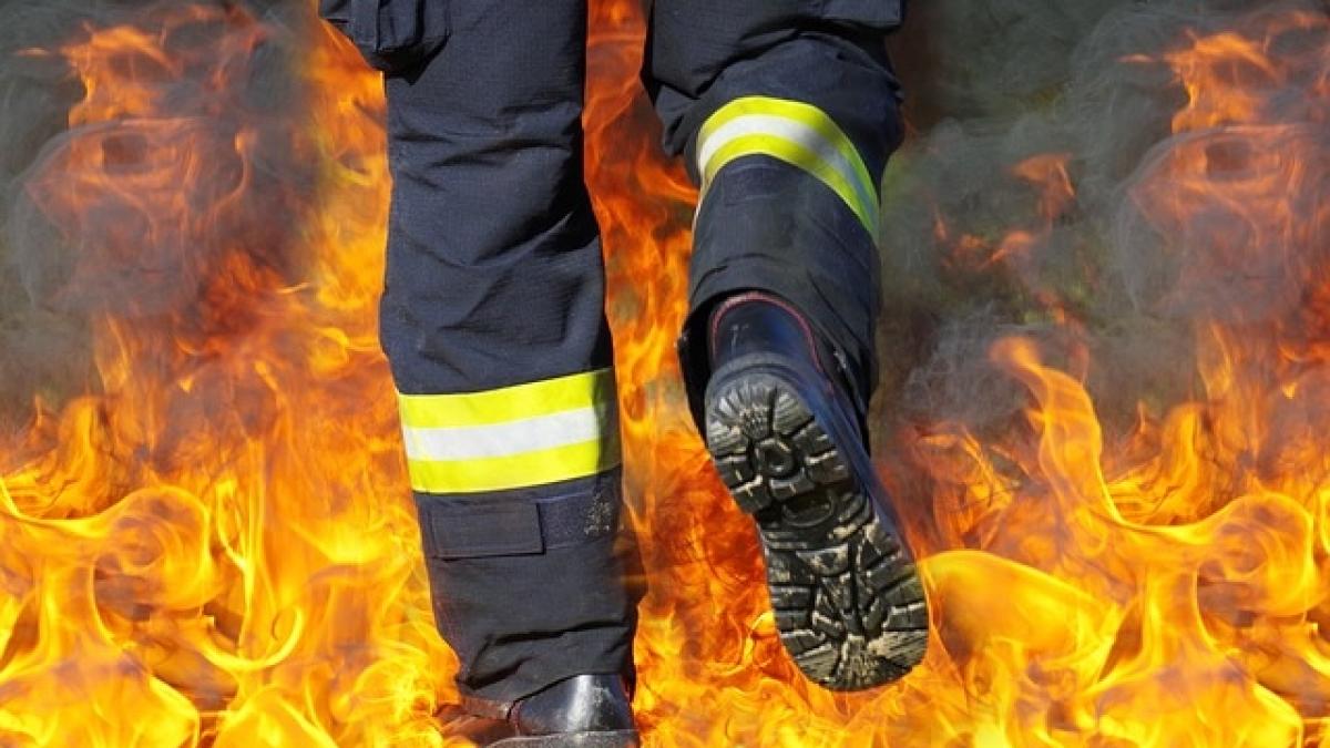 Bărbat carbonizat, găsit de pompieri în urma unui incendiu la o locuință 