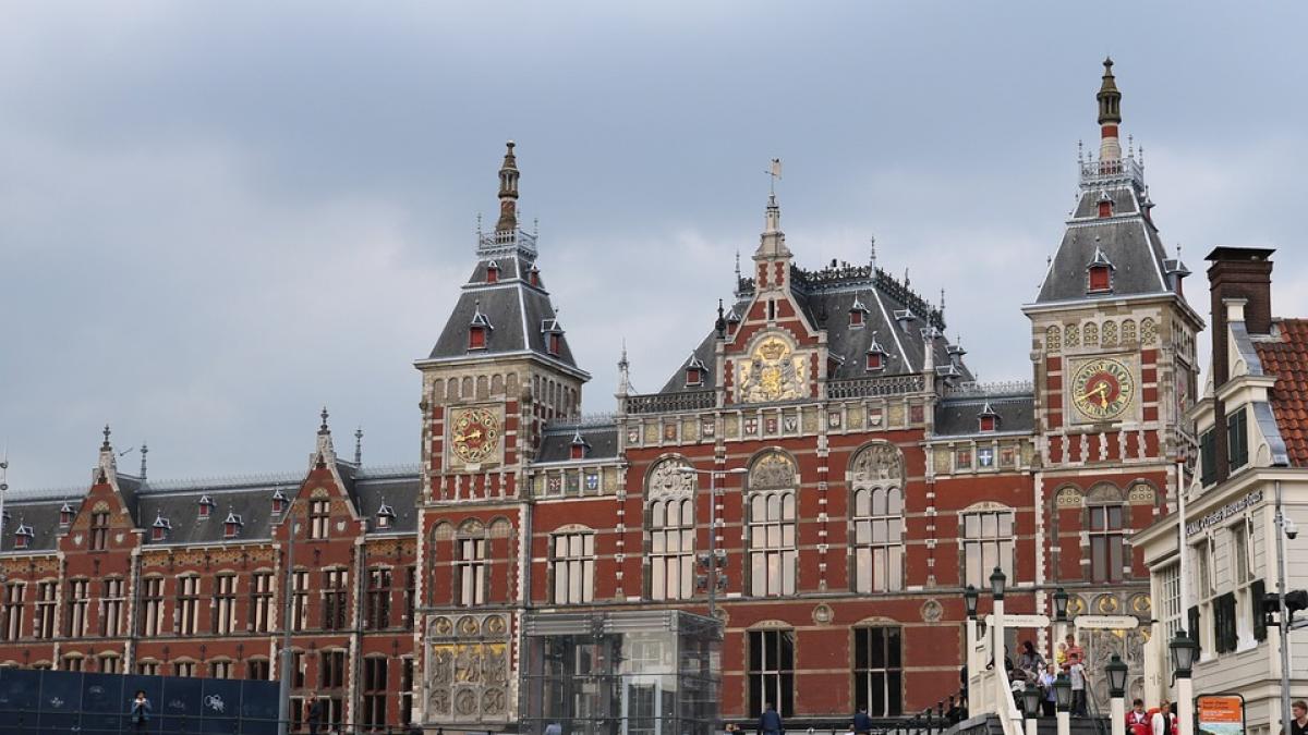Cei doi răniți în atacul cu cuțit de la Amsterdam sunt cetățeni americani; atacatorul este un tânăr afgan