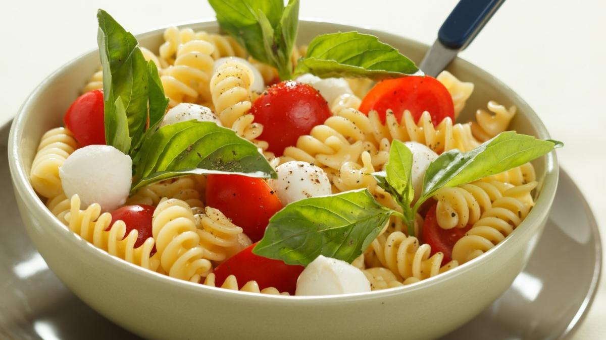 Rețeta zilei: Salată grecească cu paste