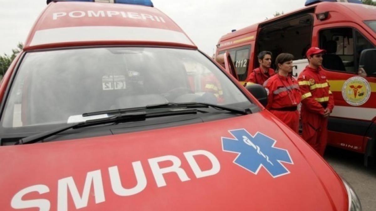 Suceava: Trei persoane decedate, după ce mașina în care se aflau a intrat într-un stâlp