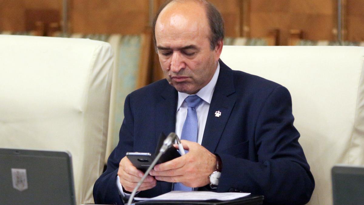 Ministrul Justiției, numit notar prin propria semnătură. Tot el se va suspenda pentru incompatibilitate