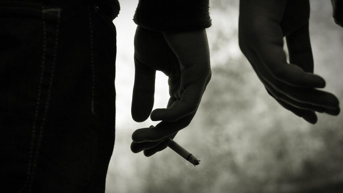Gata, vacanța! De la iarba verde, la “iarba” fumată la poarta liceului