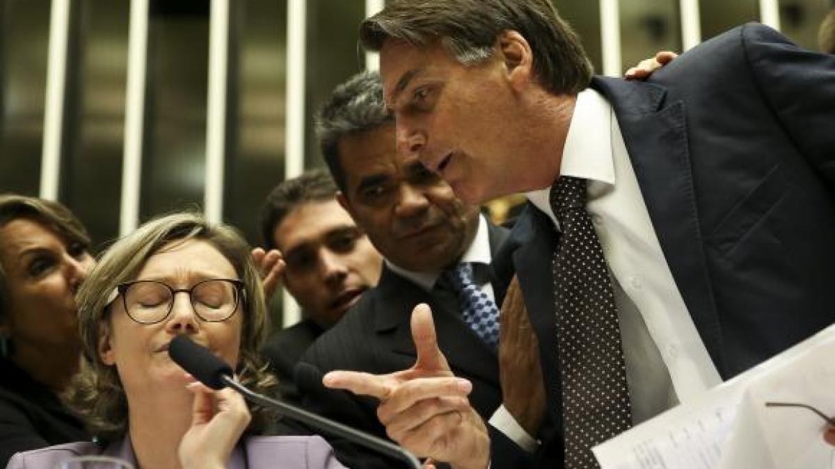 video brazilia principalul candidat la prezidentiale injunghiat la un miting electoral