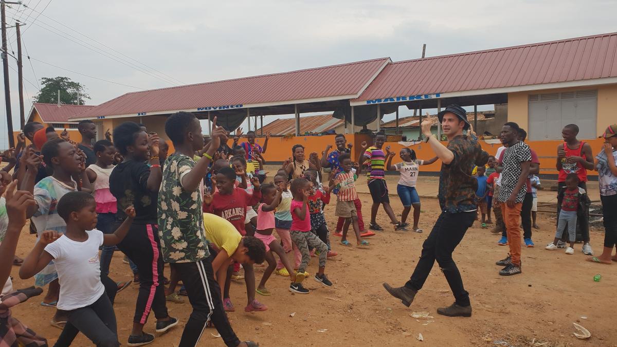 Dan Bălan continuă povestea „Dragostea din tei” în Africa