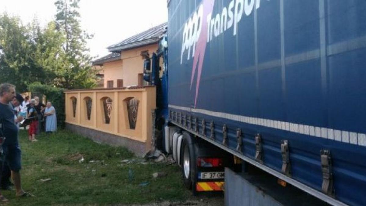 Șocant! Un tir a intrat într-o casă din Dâmbovița