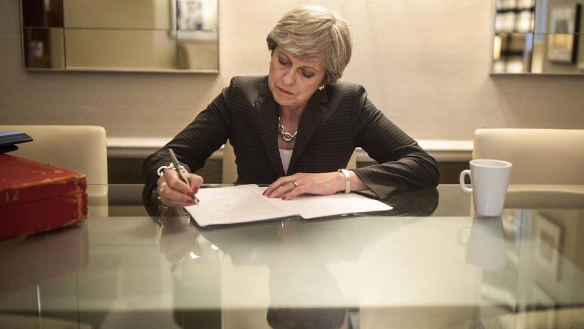 UE vrea sa o salveze pe Theresa May de Boris Johnson!