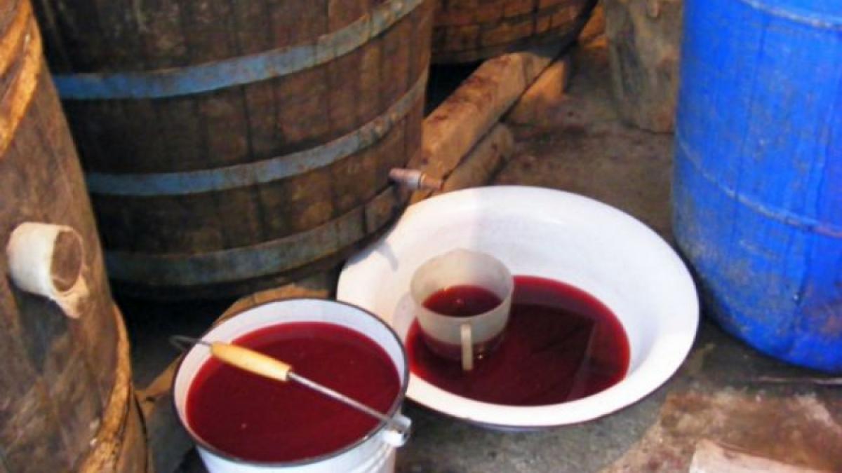 Un bărbat a ajuns la spital după ce s-a intoxicat cu monoxidul de carbon produs de vinul aflat în fermentaţie