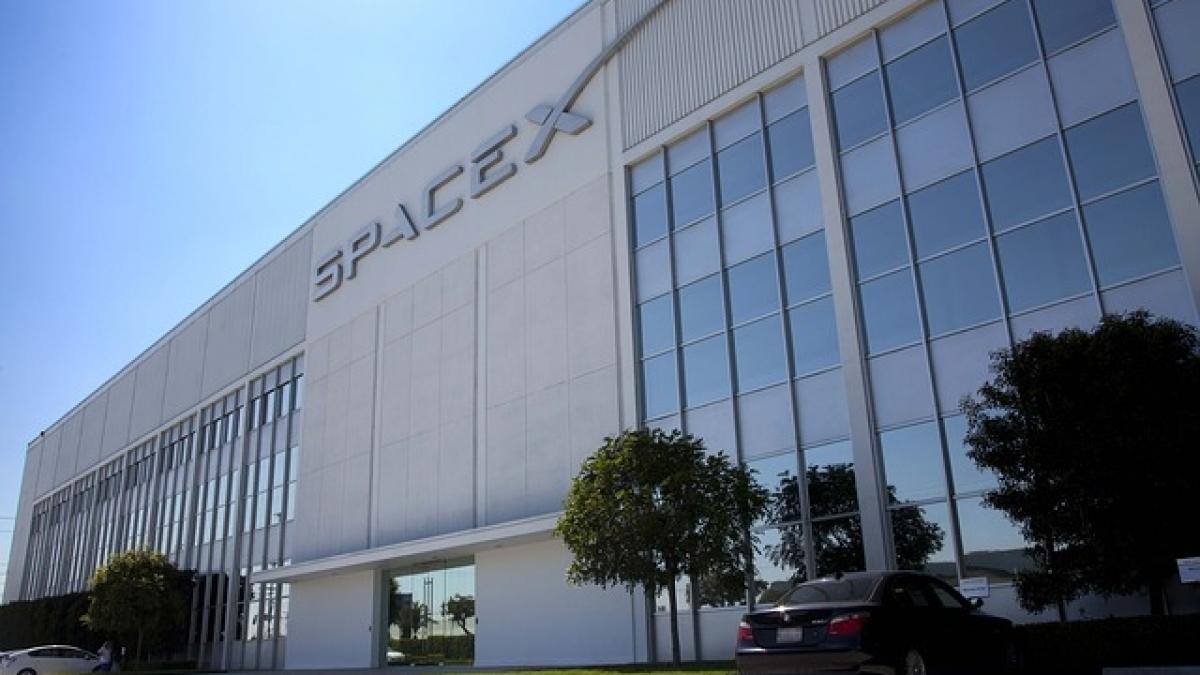 SpaceX anunţă primul său client pentru o călătorie în jurul Lunii