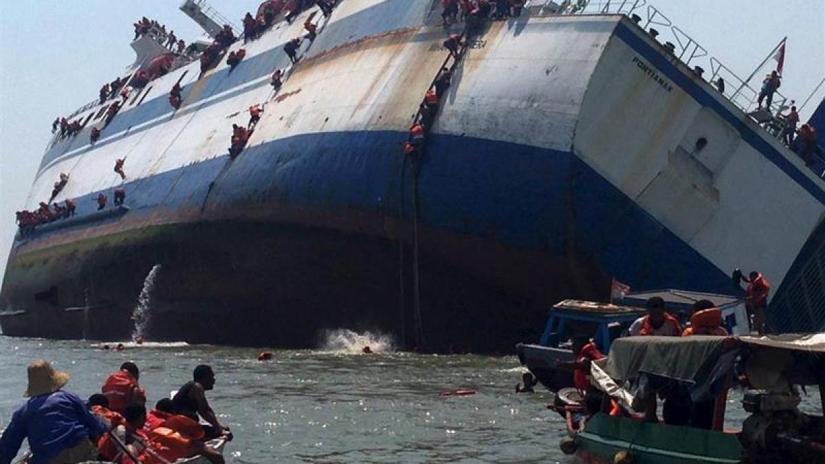 Indonezia: Cel puţin 10 morţi după scufundarea unui feribot