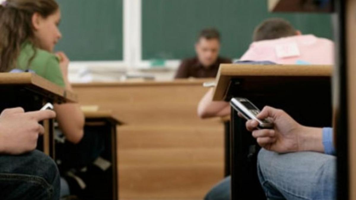 Albania interzice folosirea telefoanelor mobile în şcoli