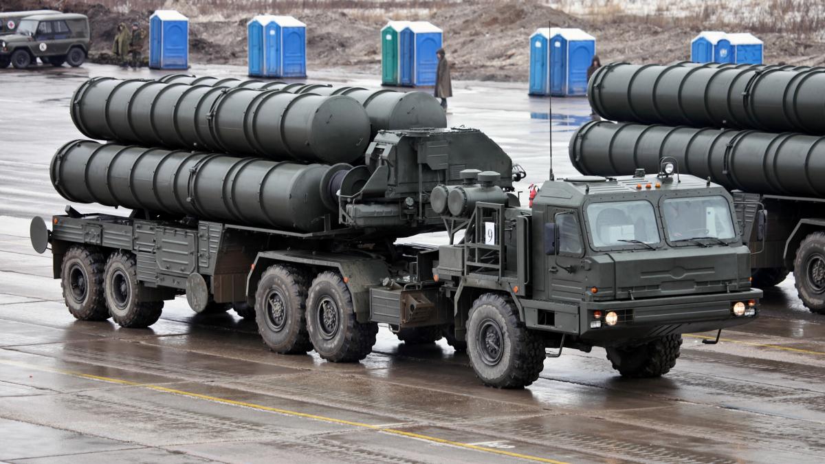 Rusia împânzește Crimeea cu rachete mobile sol-aer S-400 Triumf
