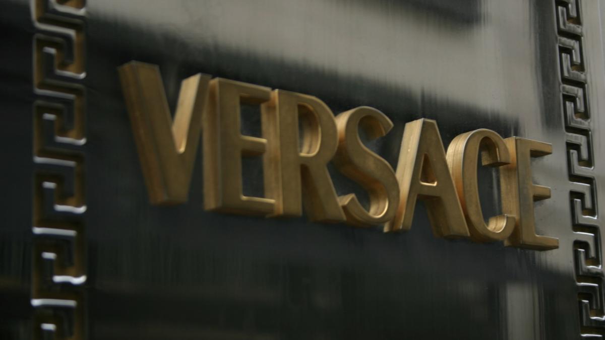 Casa de modă Versace va fi vândută