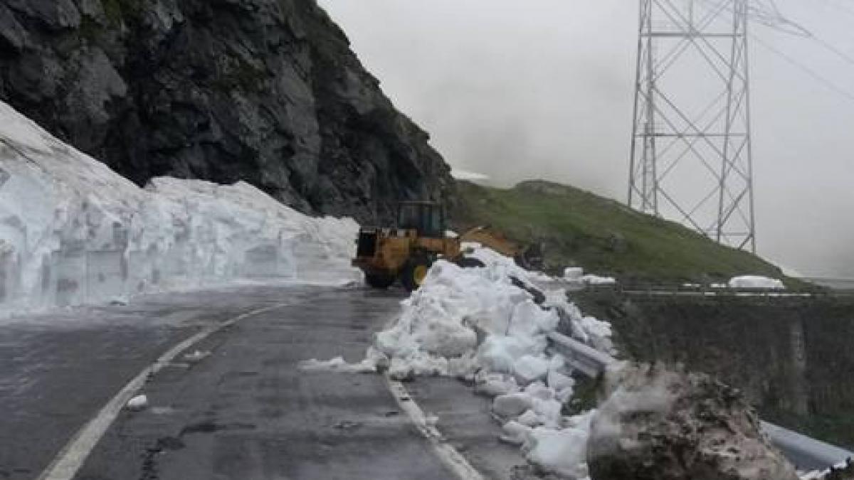 Incredibil! Drumarii au început deszăpezirea peTransfăgărăşan