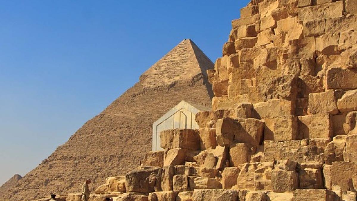 Ruinele unei „clădiri antice imense”, descoperite la sud de Cairo