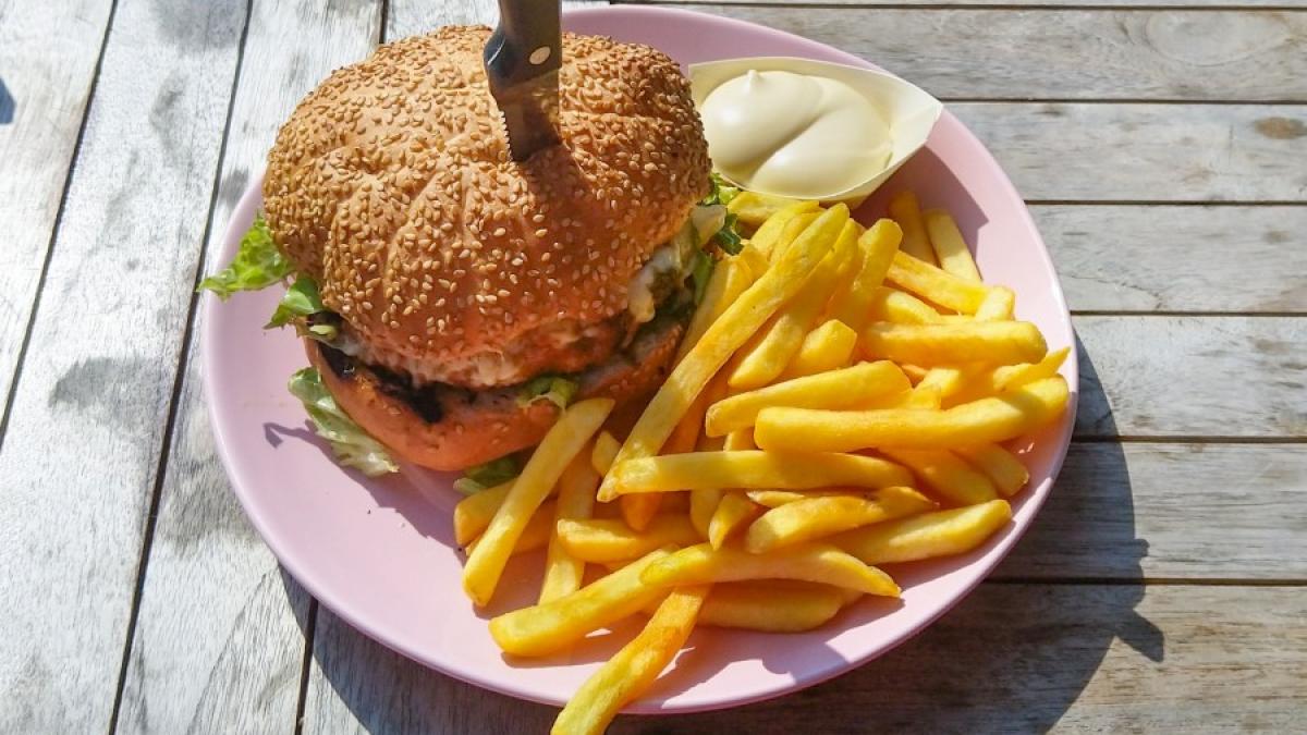 Mâncarea de tip fast food creşte predispoziţia la depresie (studiu)