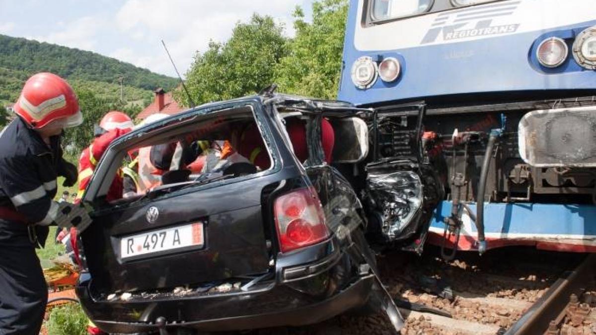 O maşină a fost lovită de tren la Târgu Mureş. Şoferul a depăşit coloana staţionată la o trecere cu calea ferată