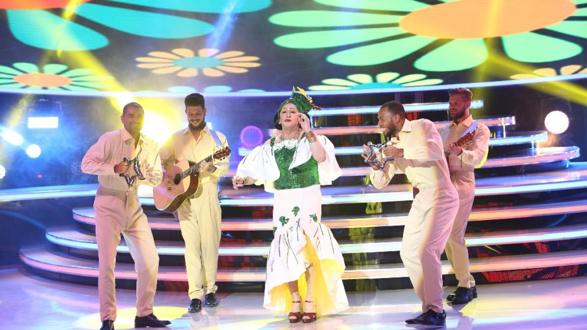 Romică Țociu, epilat de soție pentru transformarea în Carmen Miranda,  de la “Te cunosc de undeva!”