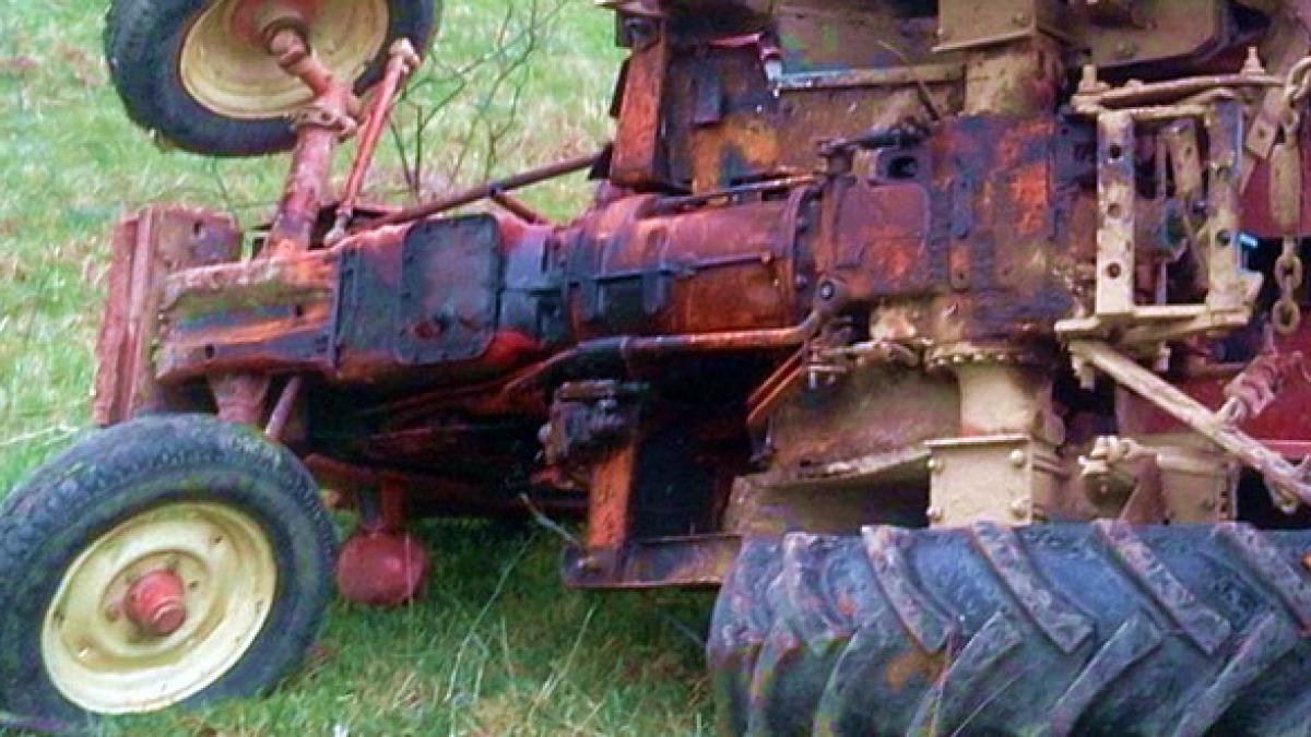 Un bărbat din Alba şi-a pierdut viaţa, după ce a fost prins sub un tractor răsturnat