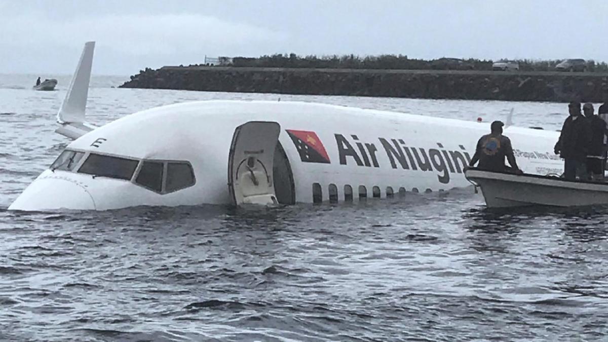 Un avion a plonjat într-o lagună din Pacific
