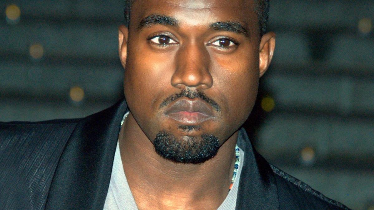 Kanye West își schimbă numele de scenă