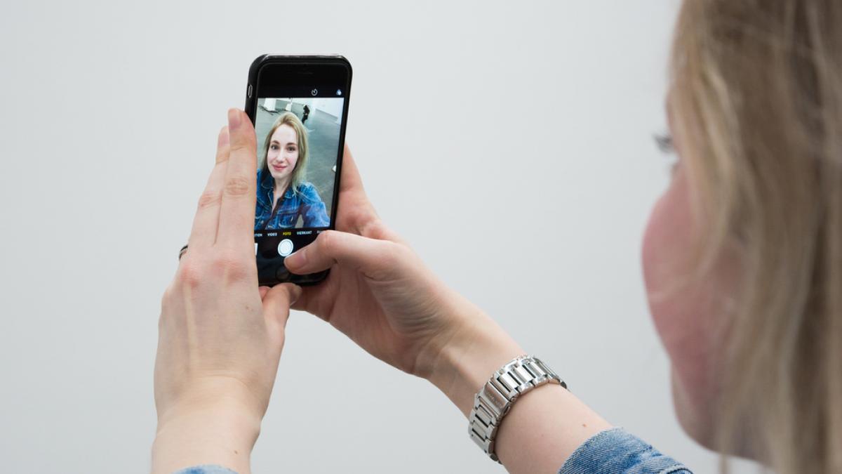 Noile modele de iPhone "înfrumuseţează" fotografiile