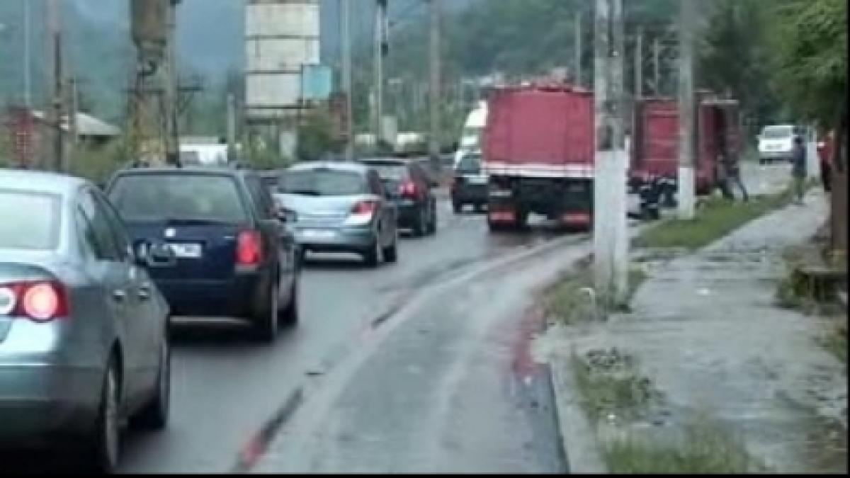 Trafic îngreunat  pe DN 13, în urma unui accident rutier soldat cu un mort şi doi răniţi