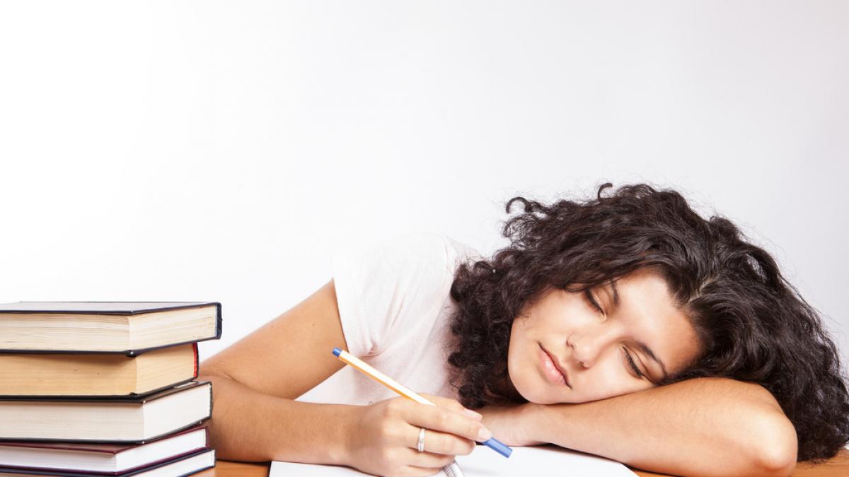 Insomnia la adolescenți crește predispoziția acestora către alcool, tutun și droguri