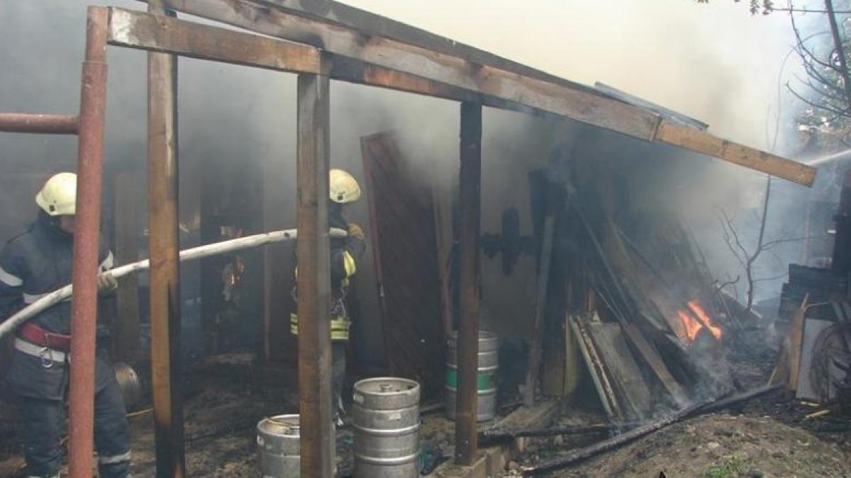 Un bărbat s-a ales cu arsuri pe o treime din suprafaţa corporală, după ce i-a explodat în faţă un cazan de ţuică