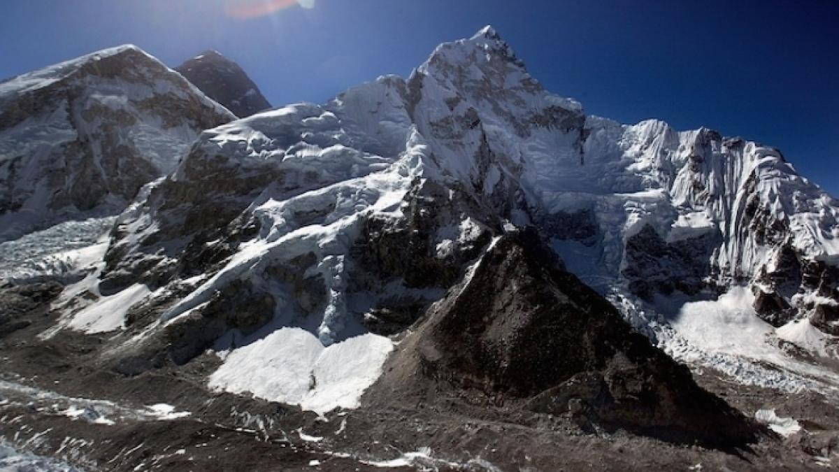 Cel puţin opt alpinişti şi-au pierdut viaţa în Nepal