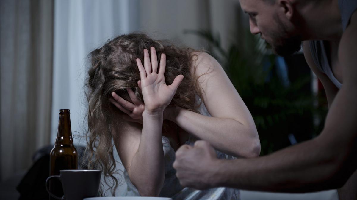 Poliţiştii din toată ţara antrenaţi să dea piept cu bărbaţii care-şi bat nevestele