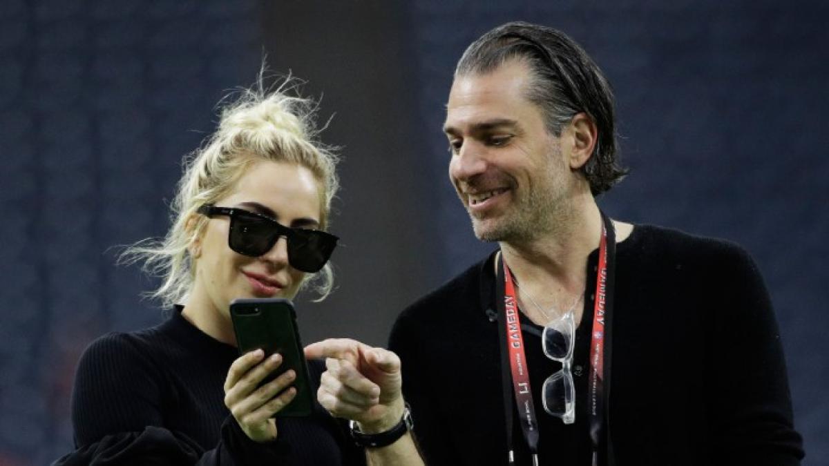 Lady Gaga s-a logodit cu agentul său Christian Carino